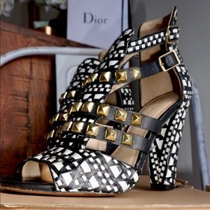 Zara Sandalia Empeine Tachas